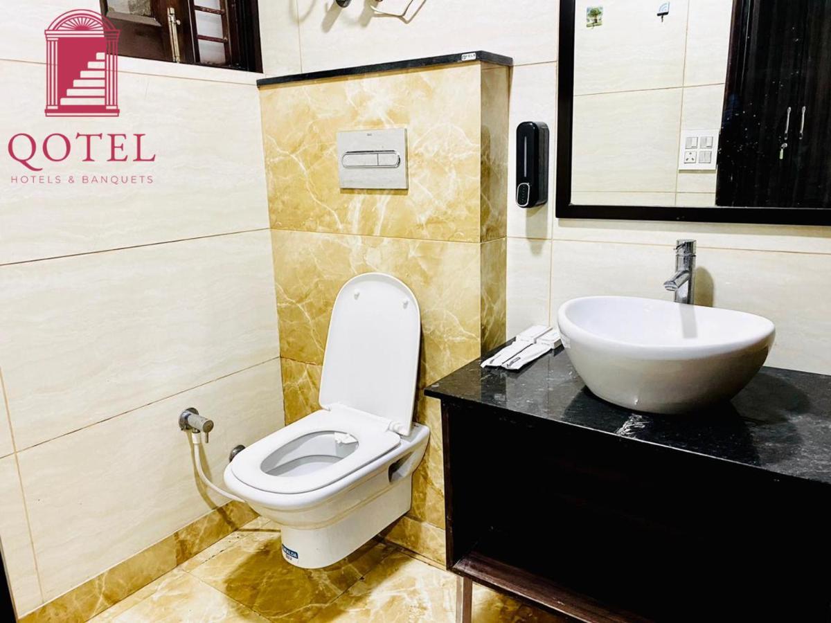 Qotel Hotel Rajouri Garden Above Ritu Marbles, Near Rajouri Garden Metro Station-Couple Friendly Neu-Delhi Exterior foto