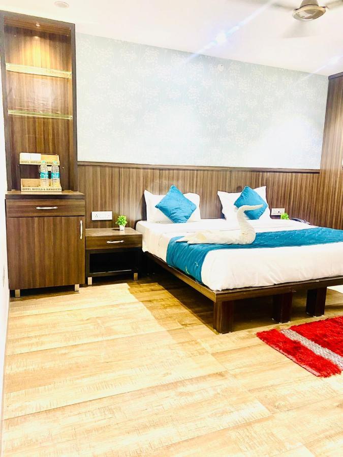Qotel Hotel Rajouri Garden Above Ritu Marbles, Near Rajouri Garden Metro Station-Couple Friendly Neu-Delhi Exterior foto