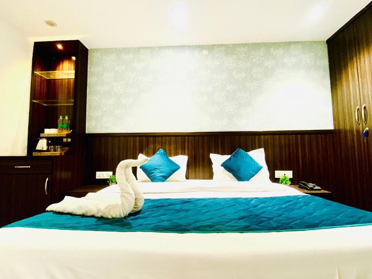 Qotel Hotel Rajouri Garden Above Ritu Marbles, Near Rajouri Garden Metro Station-Couple Friendly Neu-Delhi Exterior foto