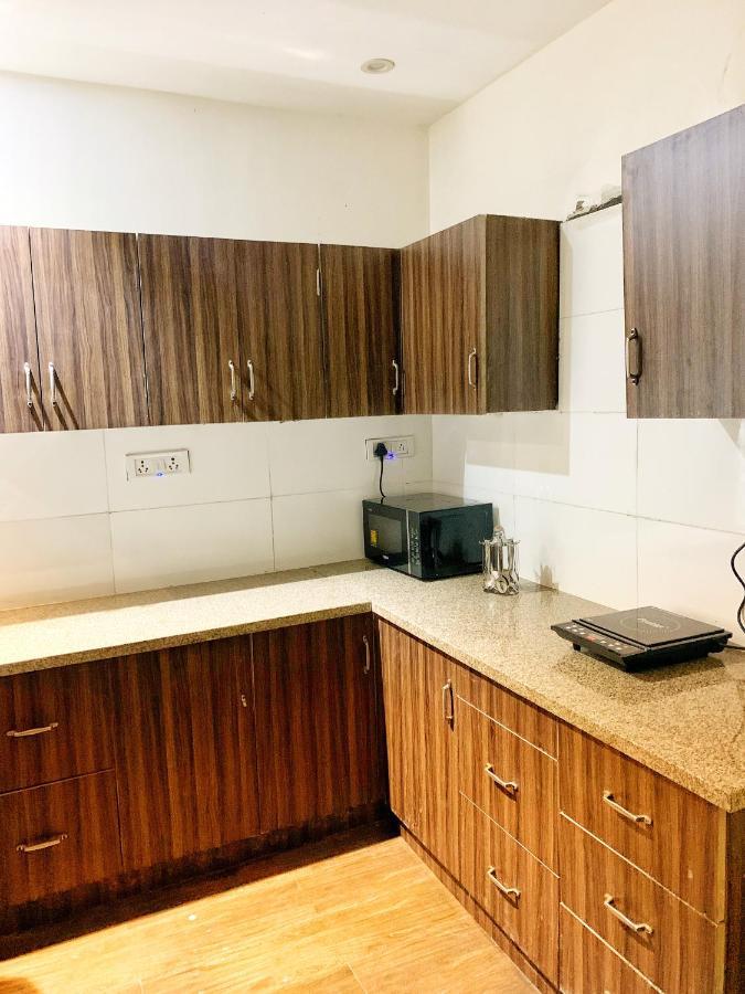 Qotel Hotel Rajouri Garden Above Ritu Marbles, Near Rajouri Garden Metro Station-Couple Friendly Neu-Delhi Exterior foto